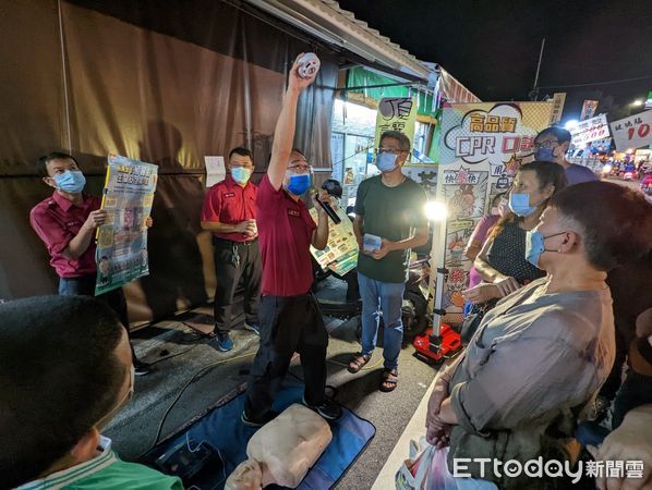 ▲台南市消防局第五大隊保西分隊的警、義消，他們快閃仁壽宮夜市，宣導民眾居家安裝住警器的重要，更希望民眾能現場學會CPR，以應不時之需。（圖／記者林悅翻攝，下同）