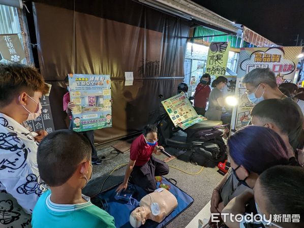 ▲台南市消防局第五大隊保西分隊的警、義消，他們快閃仁壽宮夜市，宣導民眾居家安裝住警器的重要，更希望民眾能現場學會CPR，以應不時之需。（圖／記者林悅翻攝，下同）