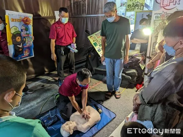 ▲台南市消防局第五大隊保西分隊的警、義消，他們快閃仁壽宮夜市，宣導民眾居家安裝住警器的重要，更希望民眾能現場學會CPR，以應不時之需。（圖／記者林悅翻攝，下同）