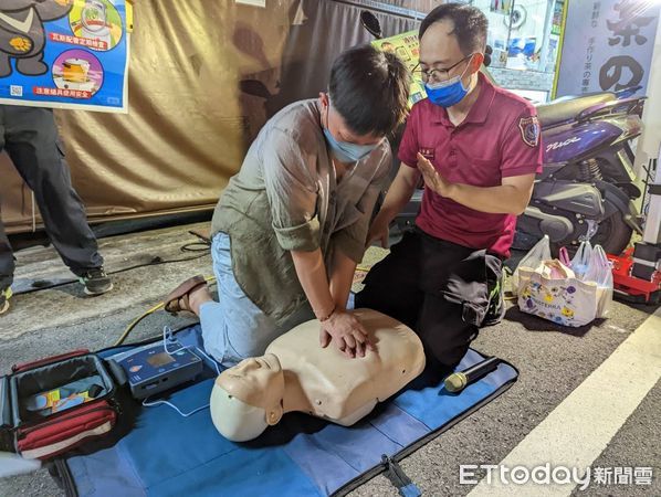 ▲台南市消防局第五大隊保西分隊的警、義消，他們快閃仁壽宮夜市，宣導民眾居家安裝住警器的重要，更希望民眾能現場學會CPR，以應不時之需。（圖／記者林悅翻攝，下同）