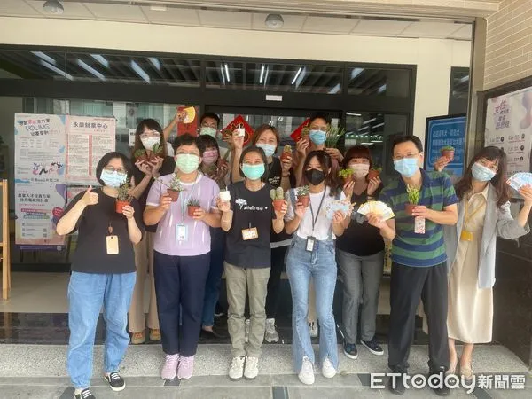 ▲勞動部勞動力發展署雲嘉南分署永康中心響應「國際臭氧層保護日」從9月12日起至16日止，凡至永康就業中心臨櫃辦理業務並捐贈2張當月發票予環保團體，即可獲得刮刮卡一張。（圖／記者林悅翻攝，下同）