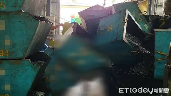 ▲300公斤螺絲桶從天墜落，重壓1名50歲男性工人。（圖／讀者提供）