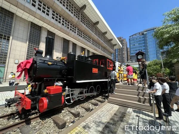 ▲▼台鐵整修LDK58蒸汽機車頭及LDR2201柴油客車，打造台版「三又二分之一月台」，將成北車新地標。（圖／記者李姿慧攝）