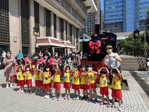 ▲▼台鐵整修LDK58蒸汽機車頭及LDR2201柴油客車，打造台版「三又二分之一月台」，將成北車新地標。（圖／記者李姿慧攝）