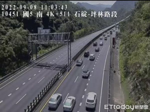 ▲▼首波南下車潮湧現，國5今上午出現壅塞。（圖／翻攝高速公路即時路況）