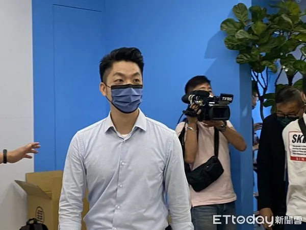 ▲▼   蔣萬安向台灣基督長老教會雙連教會長老江彥霆拜會請益    。（圖／記者崔至雲攝）