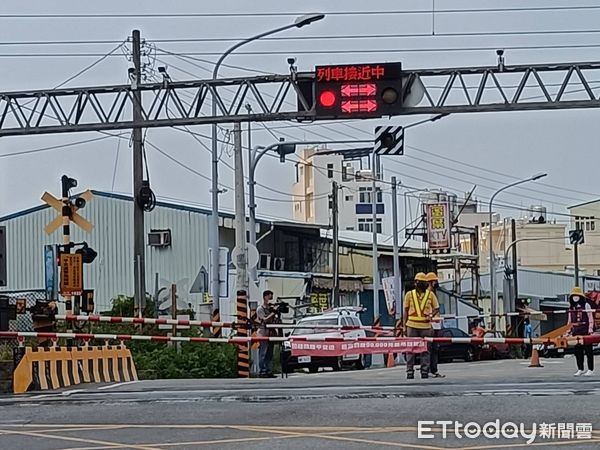 ▲▼彰化縣大村鄉中正西路平交道上午7點多發生故障。（圖／記者唐詠絮攝）