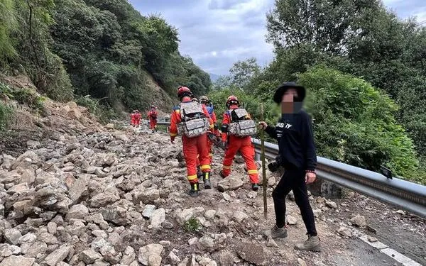 ▲來自台灣的遊客記錄下瀘定地震發生與從災區撤離的情況。（圖／翻攝新京報）