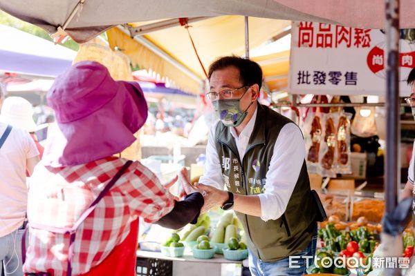 ▲鄭運鵬今（8）日在新明市場掃街拜票，向攤商爭取支持。（圖／記者沈繼昌翻攝）