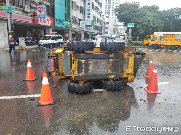 ▲台南市政府工務局１部工程車，8日下午3時46分許，行經北區海安路三段及臨安路二段口，發生車上所載「山貓」掉落事故，幸未釀災。（圖／民眾提供，下同）