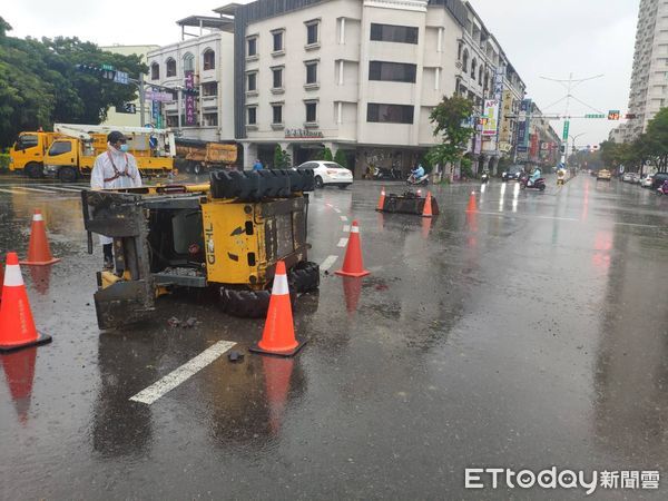 ▲台南市政府工務局１部工程車，8日下午3時46分許，行經北區海安路三段及臨安路二段口，發生車上所載「山貓」掉落事故，幸未釀災。（圖／民眾提供，下同）