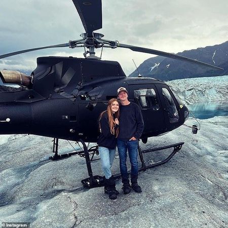 沃尼格到阿拉斯加和妹子搭直升機。（翻自IG）