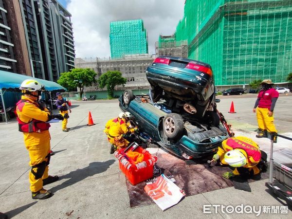 ▲南消五大隊救災實力堅強獲獎連連，台南市消防之友會第五辦事處薛文祥處長特對表現傑出消防人員進行慰勉獎勵，頒發加菜金及禮券。（圖／記者林悅翻攝，下同）