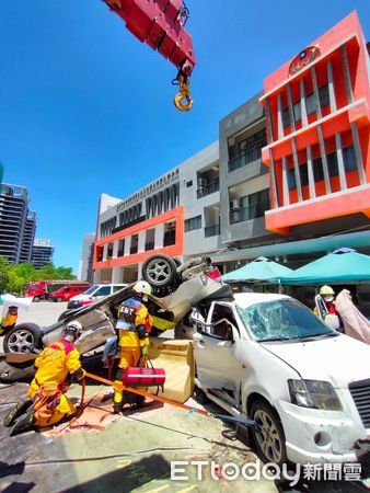 ▲南消五大隊救災實力堅強獲獎連連，台南市消防之友會第五辦事處薛文祥處長特對表現傑出消防人員進行慰勉獎勵，頒發加菜金及禮券。（圖／記者林悅翻攝，下同）