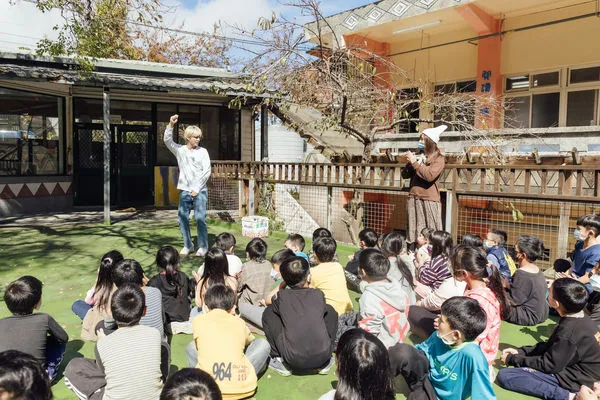▲炎亞綸探訪偏鄉部落孩童，與他們講故事 。（圖／至善基金會提供）