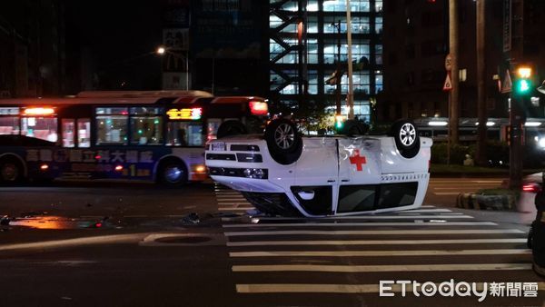 ▲▼快訊／台北「救護車翻覆」2人受困　小黃碰撞車頭全毀。（圖／記者黃彥傑攝）