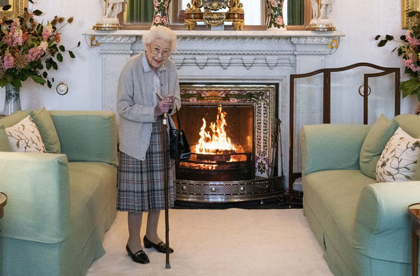 ▲▼伊莉莎白女王正式任命特拉斯（Liz Truss）為首相，這也是女王在位70年，首度首度在蘇格蘭境內莫勒爾堡（Balmoral Castle）任命首相。（圖／達志影像／美聯社）