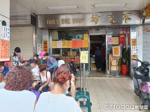 ▲▼彰化蛋黃酥名店不二坊排隊人潮。（圖／記者唐詠絮攝）