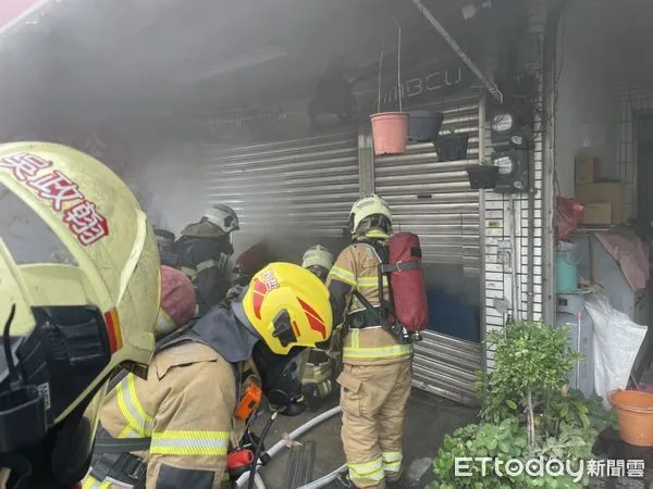 ▲台南市仁德區文華路1處民宅，9日上午發生火警，起火的透天厝住宅，現場冒出大量濃煙，消防人員破門進入射水搶救，並救出受困2樓的屋主。（圖／民眾提供，下同）