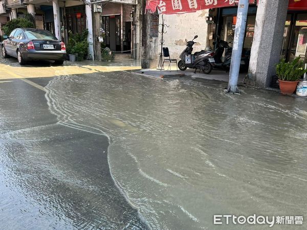 苗栗縣頭份市中正路寶雅前面9日上午10時自來水管爆管，路基掏空。（圖／記者蔡文淵翻攝）