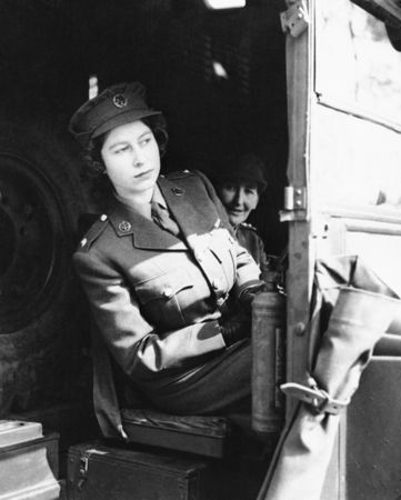 ▲▼二戰快結束前，伊莉莎白二世曾短暫加入婦女輔助領土服務隊（ATS）學習駕駛救護車與卡車。（圖／達志影像／美聯社）
