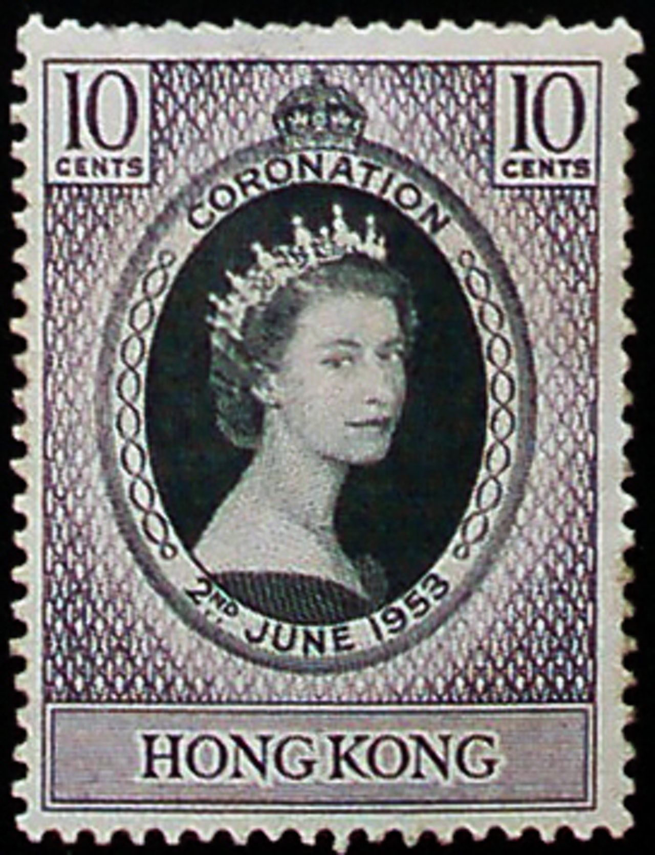 ▲帶有英國皇室象徵的郵票及鈔票一度成為香港民眾收藏保值的商品。（圖／香港01）