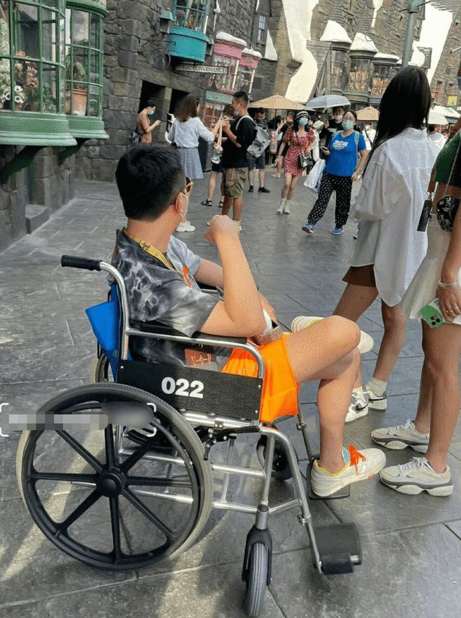 ▲▼王思聰坐輪椅逛遊樂園。（圖／翻攝自微博）
