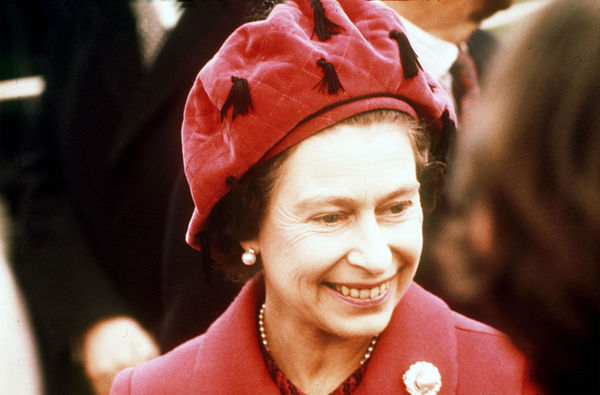 ▲▼英國女王1977年出席西敏寺舉行的植樹儀式上，當年是她登基25周年的銀禧紀念。（圖／達志影像／美聯社）