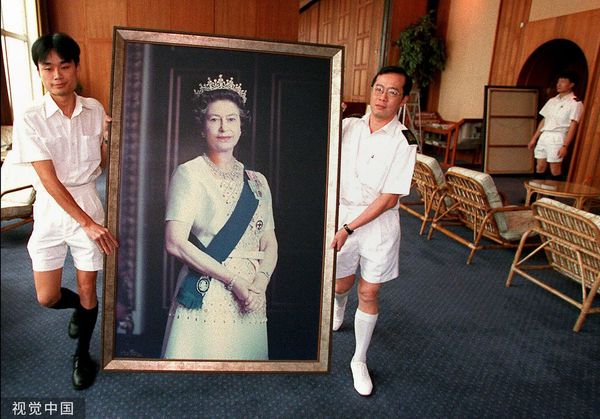 ▲伊莉莎白二世1975年訪問香港,肖像。（圖／CFP）