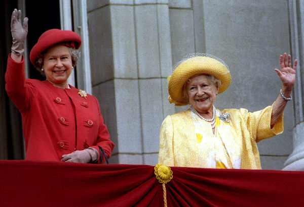 ▲▼1995年5月8日英國倫敦舉行的歐戰勝利紀念日50周年紀念活動，女王伊莉莎白二世陪同母親伊莉莎白王太后向人群揮手致意。（圖／路透）