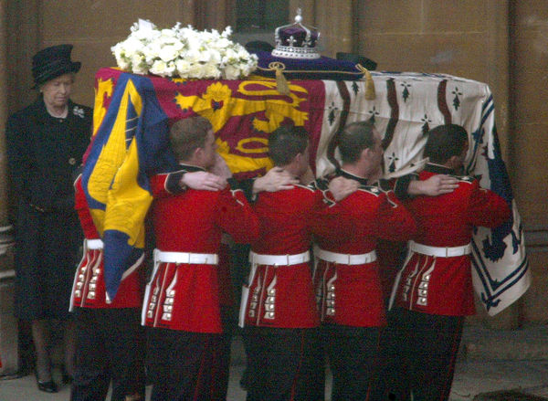 ▲2002年4月5日，在前往英國倫敦市中心西敏寺大廳的儀式遊行中，女王看著護柩者抬著太后的靈柩。（圖／路透）