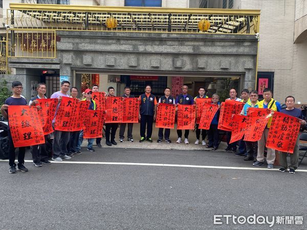 ▲東港東隆宮七角頭轎班爐主等人9日到正辰正科大總理鄭春忠公司張貼恭賀紅榜祝賀。（圖／記者陳崑福攝，下同）