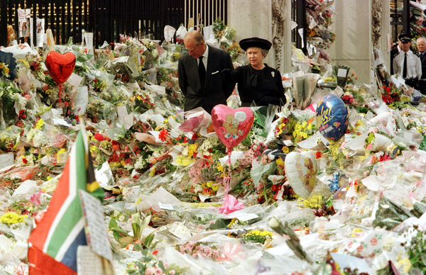 ▲▼1997年9月5日伊莉莎白二世女王和菲利普親王在白金漢宮外參觀為紀念威爾斯王妃黛安娜而放置的大量鮮花。（圖／路透）