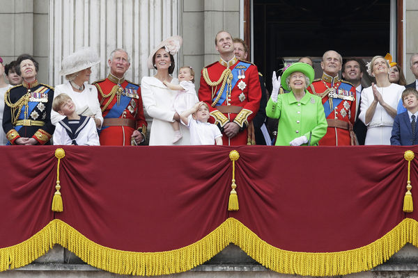 ▲▼2016年6月11日，女王與丈夫菲利普親王、長孫威廉王子等王室成員一起參加了她的90歲大壽官方慶祝儀式。（圖／達志影像／美聯社）