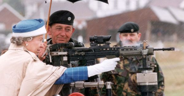 ▲▼ 英國女王伊莉莎白二世（Elizabeth II）1993年親自射擊。（圖／推特）