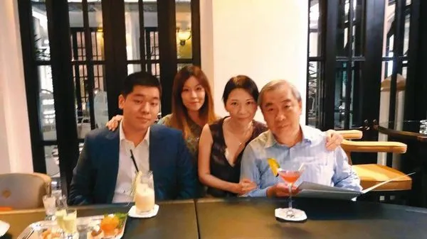 黃健華（右1）交棒給女兒黃茯（右3），右2為殷非凡。（誠研提供）