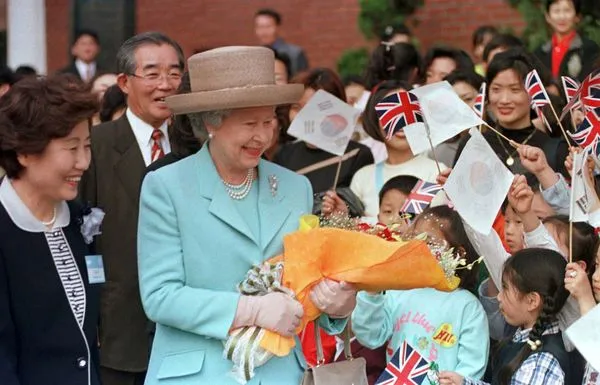 ▲▼英女王伊莉莎白二世曾於1999年4月踏上南韓進行國是訪問。（圖／達志影像／美聯社）