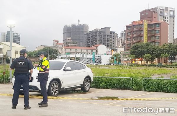 ▲桃園檢警偵辦高鐵桃園站停車場雙屍命案，圖為警方案發時在現場蒐證。（資料照／記者楊淑媛攝）