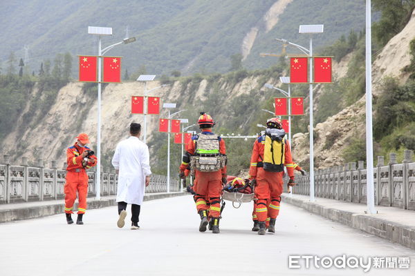 ▲▼ 李雷廷隊長 (敬禮者)、四川省消防救援總隊成都支隊、四川瀘定縣、地震、李柔（圖／台灣旅客李柔提供）