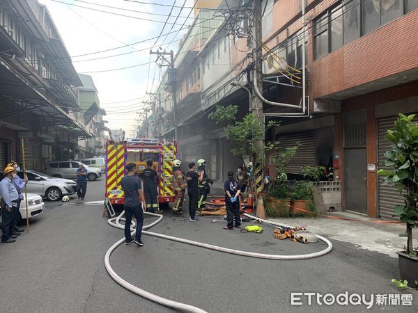 ▲▼汐止工廠正在充電的電動腳踏車突然起火，車主無法自撲通知警消協助。（圖／記者邱中岳翻攝）