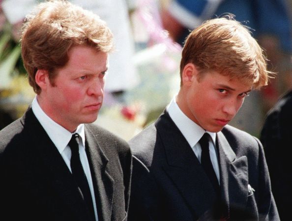 ▲▼黛妃的葬禮上，威廉王子怒瞪媒體、哈里王子悲痛忍淚的表情讓世人不忍。（圖／達志影像／美聯社）