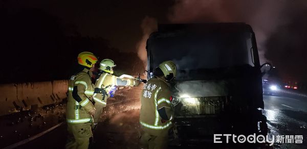 ▲國道1號下營區北上296K處，9日晚上8時32分許傳出大貨車火燒車事件，台南市消防局據報出動麻豆、安定等消防分隊消防人車前往搶救。（圖／民眾提供，下同）