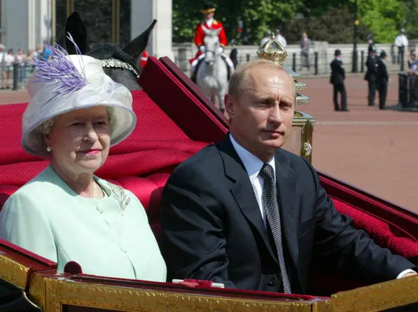 ▲▼英國女王伊莉莎白二世（Elizabeth II）2003年與俄羅斯總統普丁（Vladimir Putin）同框。（圖／路透）