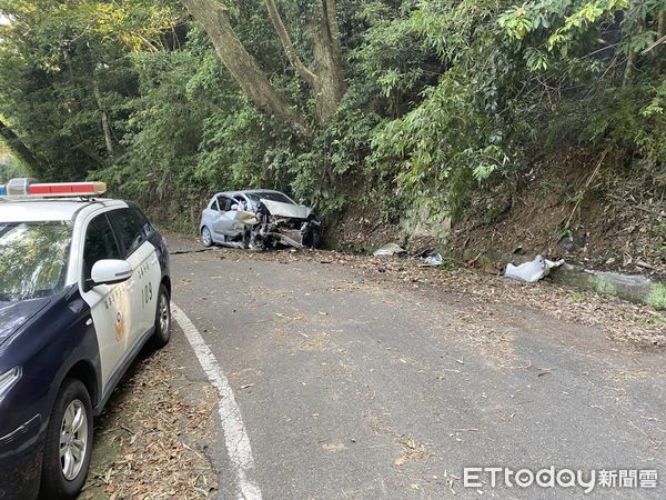 ▲▼苗栗女載朋友到宮廟當志工　下山自撞山壁1死2傷「姊傷妹亡」。（圖／記者蔡文淵翻攝）