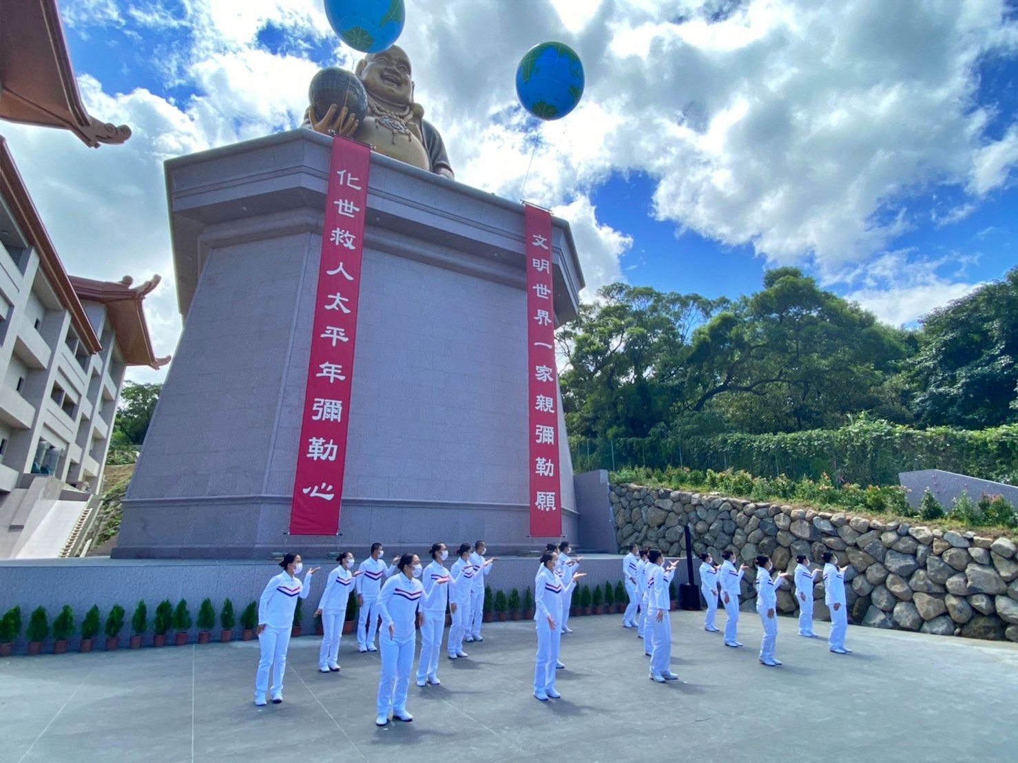 ▲三芝新地標！文化彌勒佛院今開幕揭光 30米高青銅大佛。（圖／新北市民政局提供）