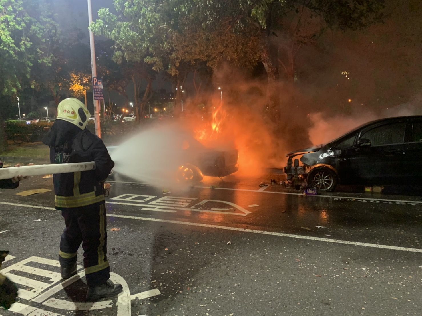 ▲高雄市翠亨北路發生一起火燒車，2部車陷入火海             。（圖／記者吳奕靖翻攝）