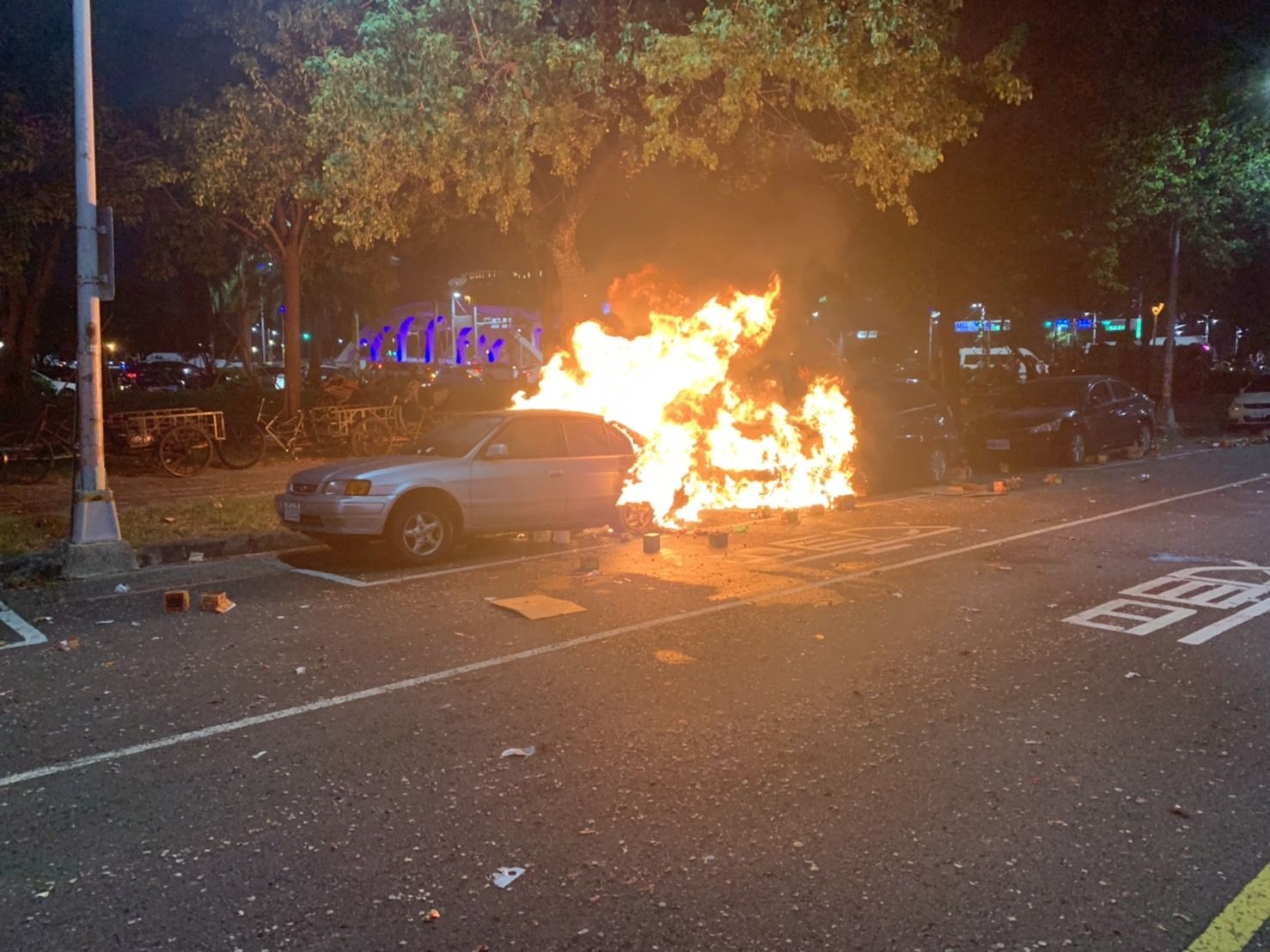 ▲高雄市翠亨北路發生一起火燒車，2部車陷入火海             。（圖／記者吳奕靖翻攝）