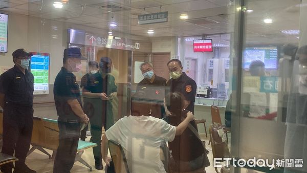 ▲▼蘆洲分局長等長官到醫院安撫家屬情緒。（圖／記者戴上容攝）