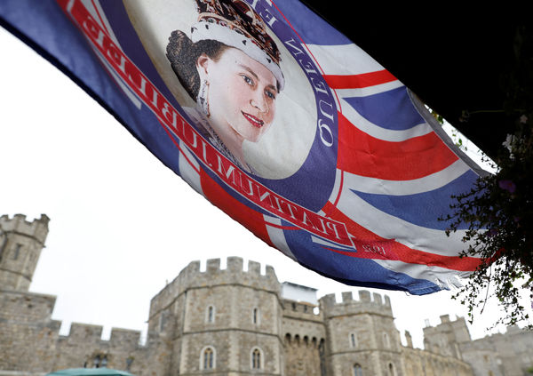 ▲▼女王去世後，英國女王伊莉莎白二世的旗幟懸掛在溫莎城堡附近。（圖／路透）