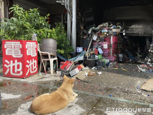 ▲▼高雄電池行火警夫妻雙亡…鄰居曝屋主超善心。（圖／記者許展溢攝）